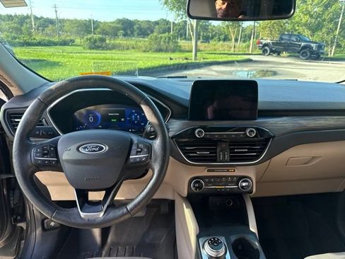 Used 2020 Ford Escape Titanium w/ Titanium Premium Package 2.0 AWD/4WD image 12