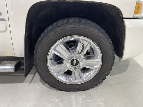 Used 2013 Chevrolet Silverado 1500 LTZ w/ LTZ White Diamond Edition AWD/4WD image 9