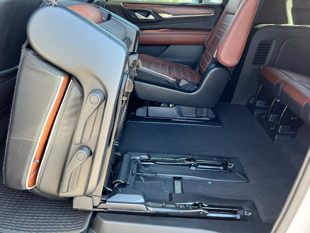 Used 2023 GMC Yukon XL Denali Ultimate AWD/4WD image 5
