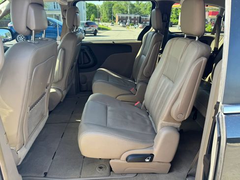 Used 2015 Chrysler Town & Country Touring-L w/ Driver Convenience Group image 30