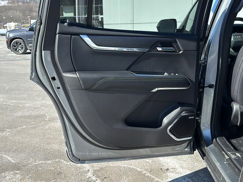 Certified 2025 GMC Acadia Elevation w/ Elevation Premium Package image 26