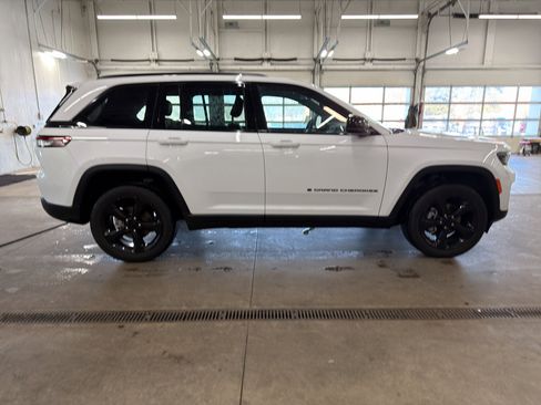 Used 2023 Jeep Grand Cherokee Altitude image 4