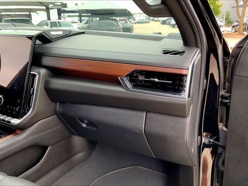 Used 2025 GMC Yukon Denali AWD/4WD image 19