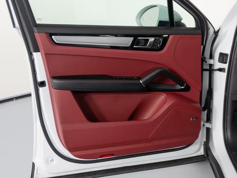 Certified 2023 Porsche Cayenne Platinum Edition image 19