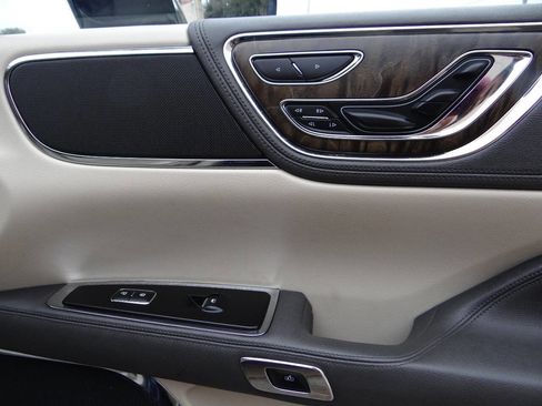 Used 2017 Lincoln Continental Reserve image 22