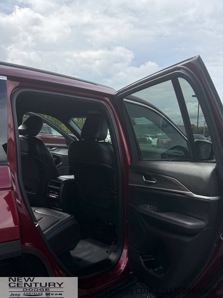 Used 2024 Jeep Grand Cherokee Limited AWD/4WD image 14