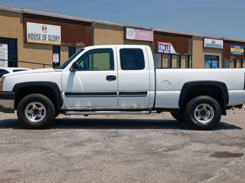 Used 2004 Chevrolet Silverado 2500 LS w/ Heavy-Duty Power Package RWD image 3