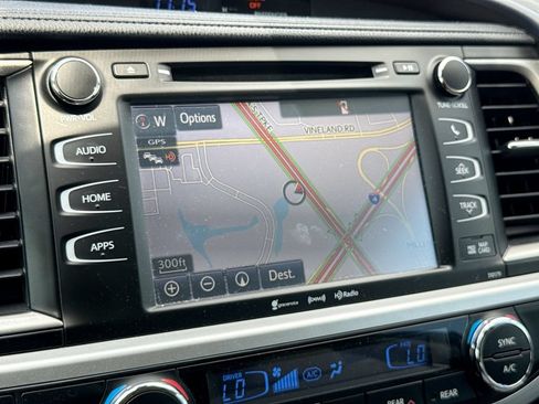 Used 2017 Toyota Highlander XLE FWD image 22