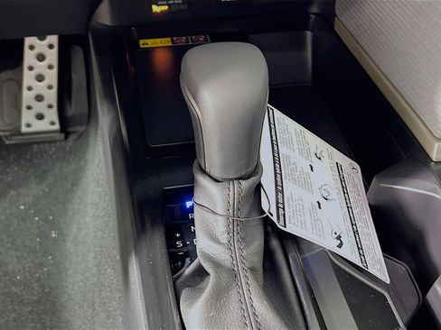 Used 2025 Toyota Camry SE w/ Convenience Package image 24