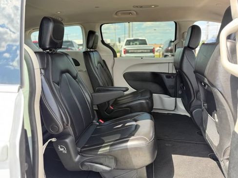 Used 2023 Chrysler Pacifica Touring-L FWD image 17