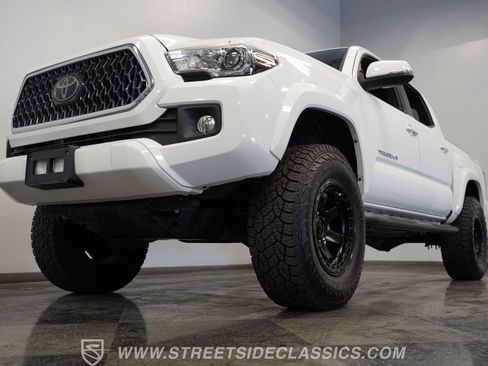 Used 2018 Toyota Tacoma TRD Sport w/ Technology Package RWD image 21