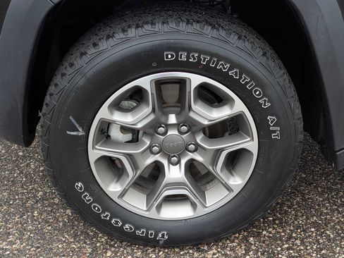 Used 2022 Jeep Cherokee Trailhawk AWD/4WD image 12