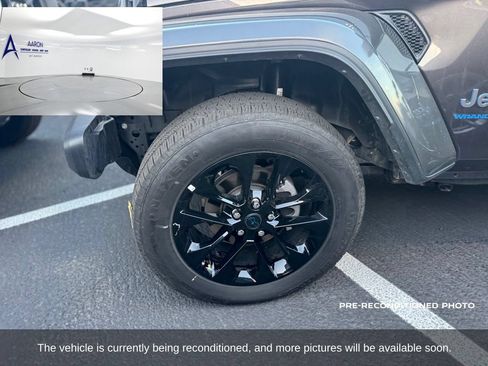 Used 2025 Jeep Wrangler Unlimited Sahara w/ Safety Group AWD/4WD image 2