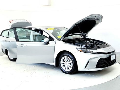 Used 2026 Toyota Camry LE AWD/4WD image 12