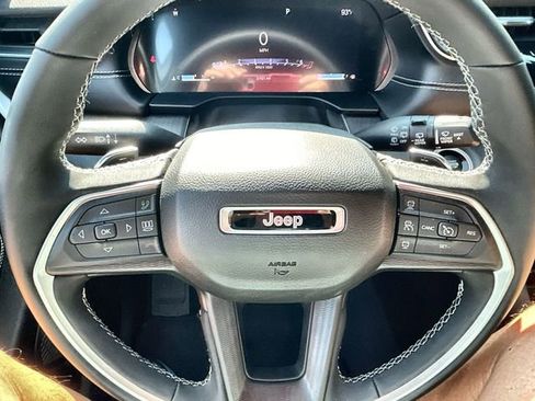 Used 2024 Jeep Grand Cherokee L Laredo image 20