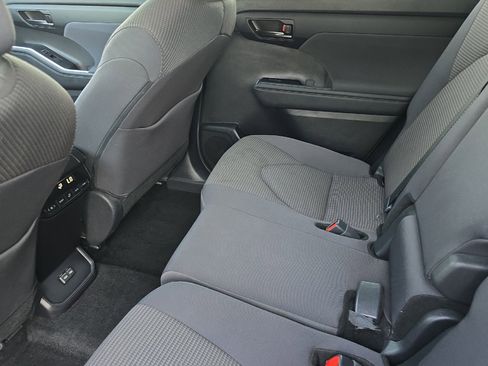 Used 2024 Toyota Highlander LE image 12
