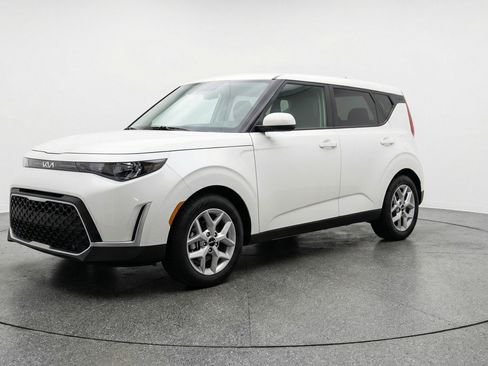 Used 2025 Kia Soul LX w/ LX Technology Package FWD image 3