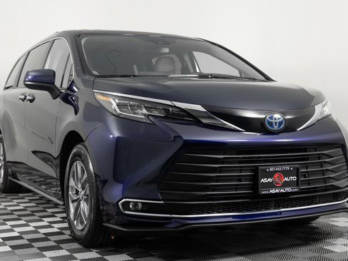 Used 2023 Toyota Sienna XLE image 11