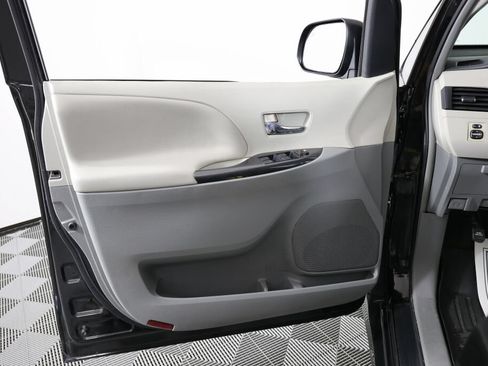 Used 2012 Toyota Sienna SE FWD image 12