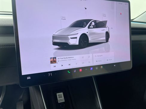 Used 2026 Tesla Model Y 2WD image 23