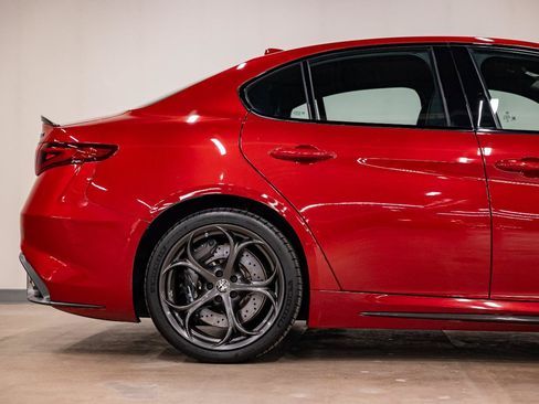 Used 2018 Alfa Romeo Giulia Quadrifoglio RWD image 40