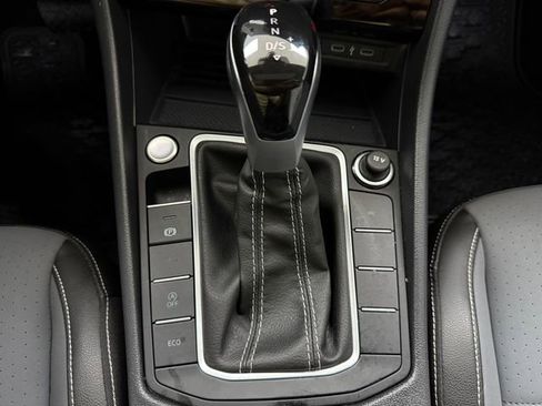 Used 2025 Volkswagen Jetta SE FWD image 19
