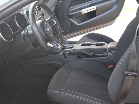 Used 2022 Ford Mustang Convertible RWD image 9