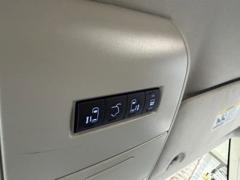 Used 2015 Chrysler Town & Country Touring w/ Driver Convenience Group FWD image 26
