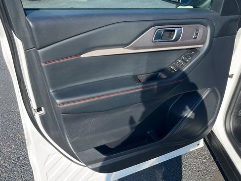 Used 2025 Ford Explorer ST-Line w/ ST-Line Street Pack AWD/4WD image 18