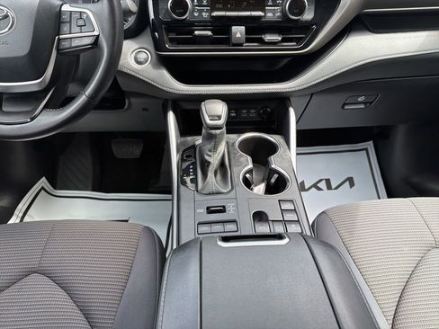 Used 2024 Toyota Highlander LE AWD/4WD image 27