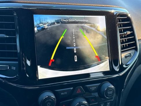 Used 2021 Jeep Grand Cherokee Laredo X image 20