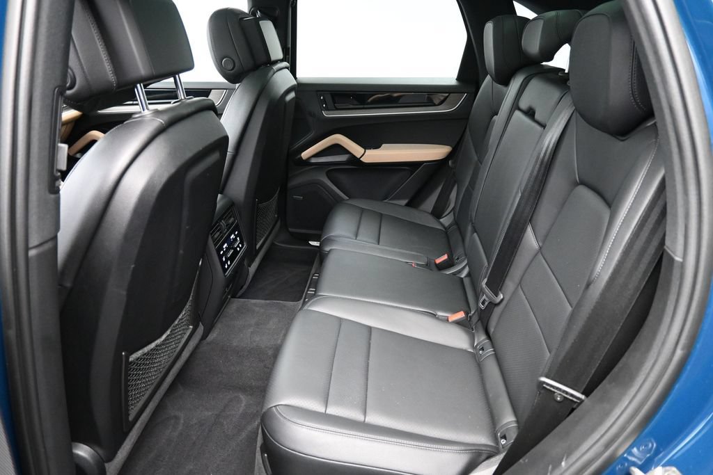 Certified 2024 Porsche Cayenne AWD/4WD image 7