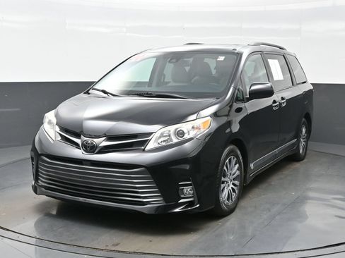 Used 2020 Toyota Sienna XLE FWD image 2