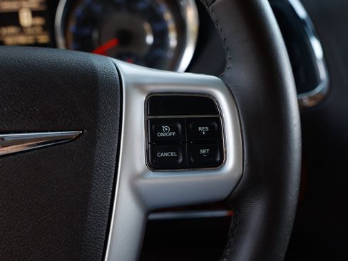 Used 2016 Chrysler Town & Country Touring image 30