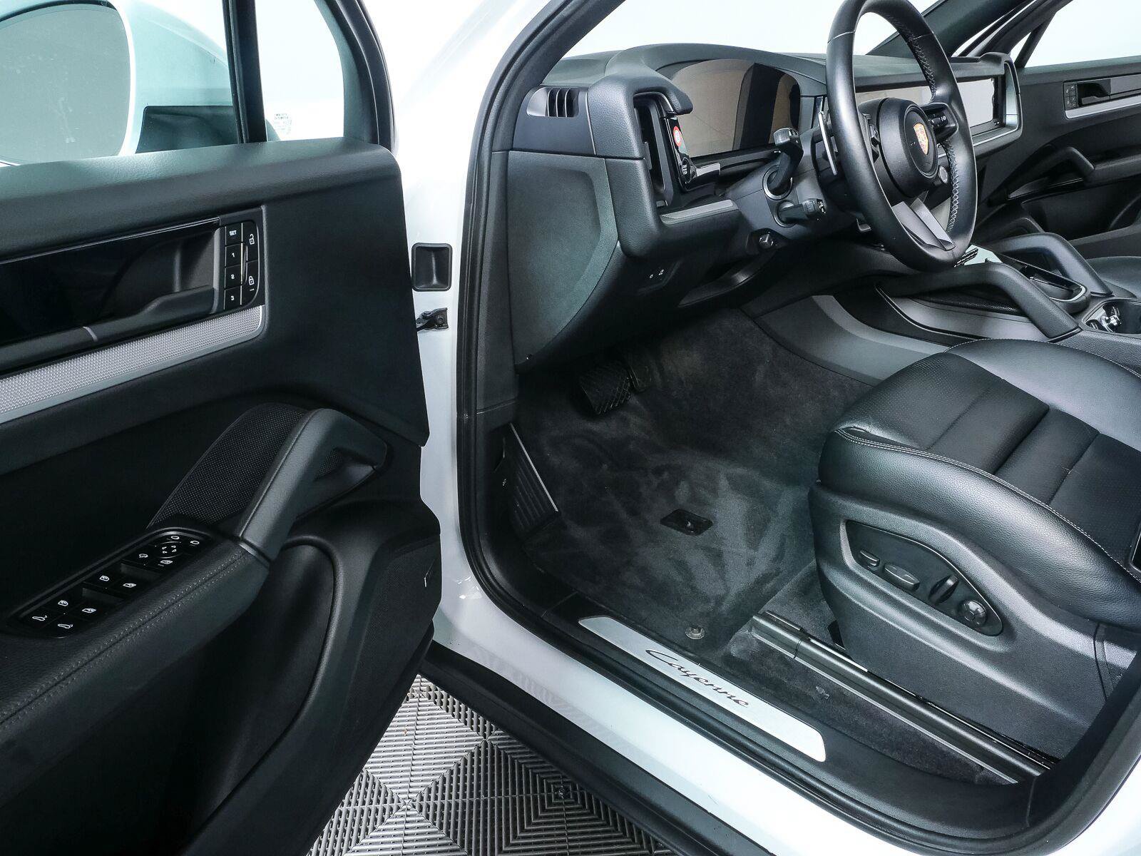 Certified 2024 Porsche Cayenne AWD/4WD image 8