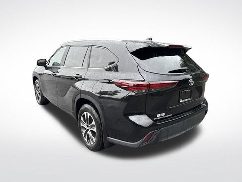 Used 2024 Toyota Highlander XLE FWD image 7