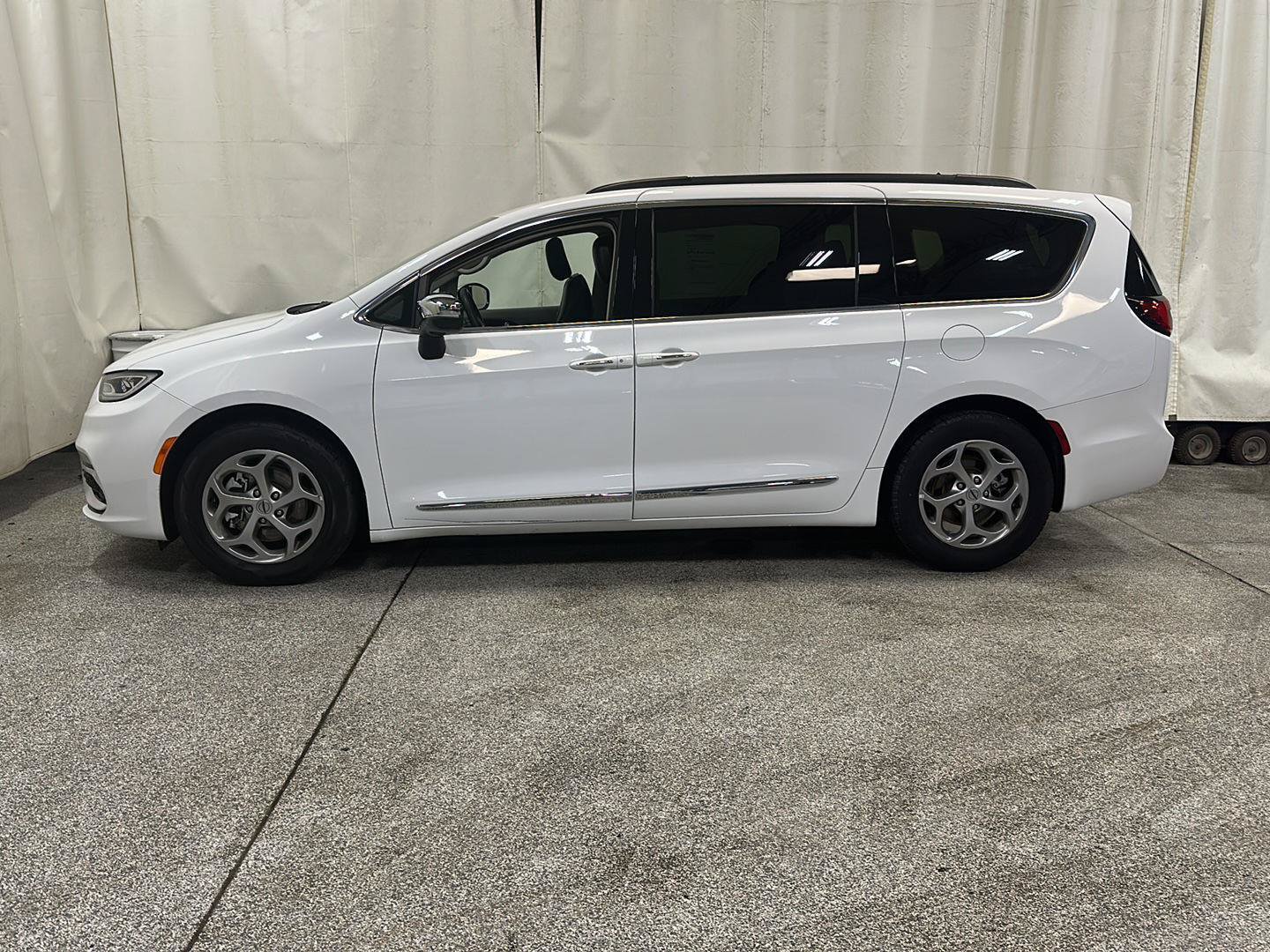 Certified 2023 Chrysler Pacifica Limited FWD image 2