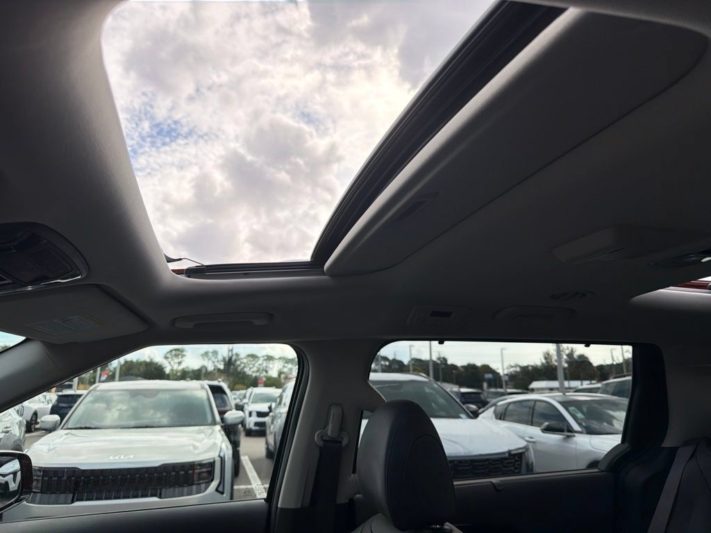 Certified 2023 Kia Carnival SX Prestige FWD image 20