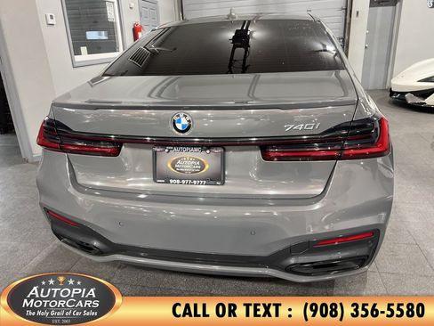 Used 2022 BMW 740i w/ M Sport Package RWD image 4