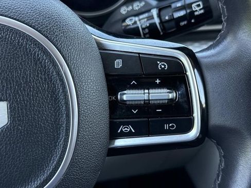 Used 2024 Kia Carnival LX FWD image 23