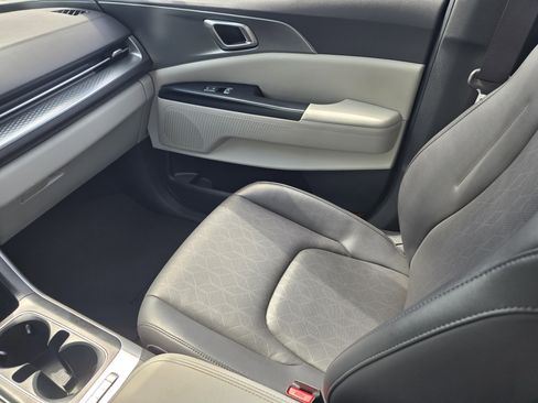 Used 2024 Kia Carnival LX image 15