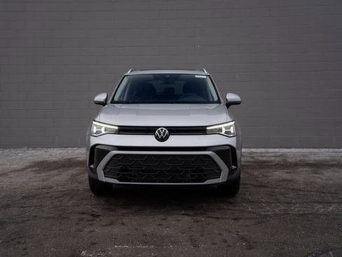 New 2026 Volkswagen Taos SE image 2