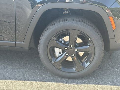 New 2025 Jeep Grand Cherokee Limited w/ Black Appearance Package image 12