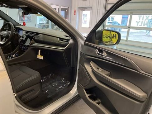 Used 2025 Jeep Grand Cherokee Laredo X w/ Luxury Tech Group I image 14