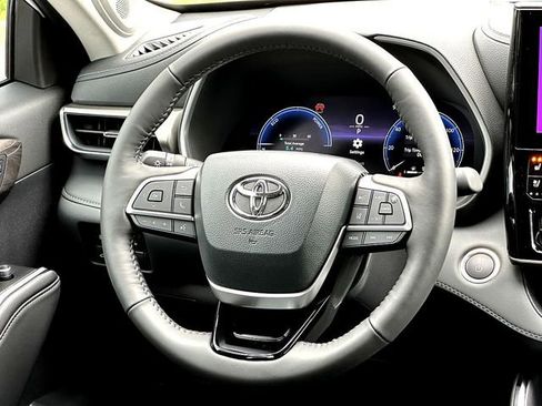 New 2026 Toyota Highlander Limited image 24