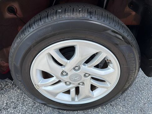 Used 2025 Hyundai Venue SE FWD image 19