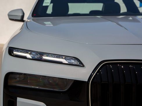 Certified 2025 BMW 760i xDrive w/ Executive Package image 9