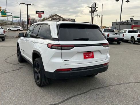 Used 2023 Jeep Grand Cherokee Altitude AWD/4WD image 6