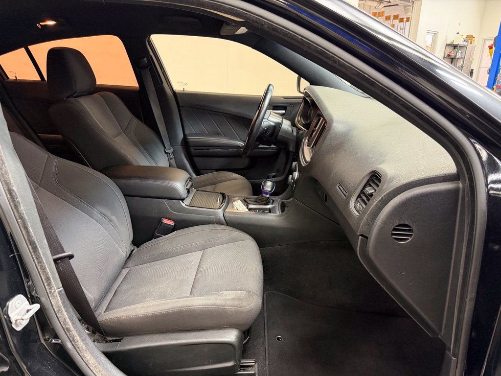 Used 2019 Dodge Charger SXT w/ Blacktop Package RWD image 9