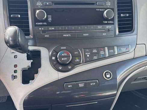 Used 2012 Toyota Sienna SE image 14